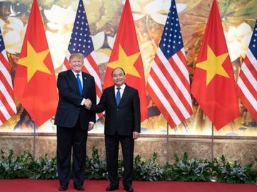 Thủ tướng Nguyễn Xuân Phúc điện đàm với Tổng thống Mỹ: Ông Trump cảm ơn Việt Nam hỗ trợ, ngỏ ý tặng máy thở