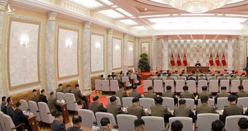 Ông Kim Jong Un chủ trì họp nâng cao năng lực hạt nhân của Triều Tiên - Ảnh 3.