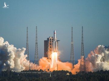 Tên lửa Long March 5B rời bệ phóng ở tỉnh Hải Nam, Trung Quốc vào ngày 5.5 /// Ảnh: Reuters