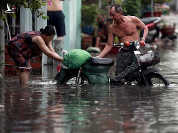 Nhiều tuyến đường ngập sâu nửa mét vì mưa lớn, người Sài Gòn vất vả lội nước - ảnh 3