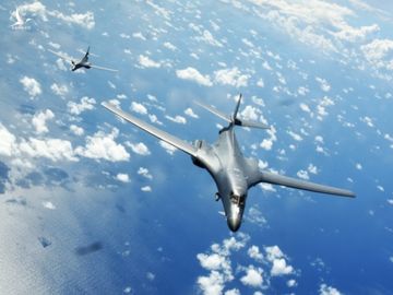 Máy bay ném bom B-1B Lancer ở biển Đông (Ảnh chụp hồi tháng 6-2017). Ảnh: KHÔNG QUÂN MỸ