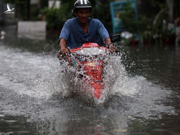 Nhiều tuyến đường ngập sâu nửa mét vì mưa lớn, người Sài Gòn vất vả lội nước - ảnh 1