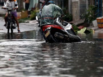 Nhiều tuyến đường ngập sâu nửa mét vì mưa lớn, người Sài Gòn vất vả lội nước - ảnh 6