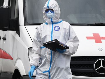 Nhân viên y tế mặc đồ bảo hộ tại trung tâm cách ly ở Kommunarka, Moskva, Nga, ngày 5/5. Ảnh: RIA Novosti.