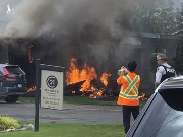 Hiện trường máy bay của đội Snowbirds rơi ở thành phố Kamloops, Canada, ngày 17/5. Ảnh: AP.