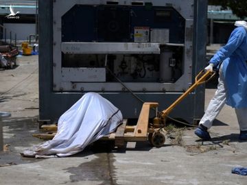 Nhân viên y tế vận chuyển một thi thể bên ngoài bệnh viện Teodoro Maldonado Carbo tại Guayaquil, Ecuador hôm 3/4, trong bối cảnh nCoV lây lan. Ảnh: Reuters.