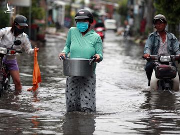 Mưa lớn khiến nhiều tuyến đường tại TP.HCM ngập sâu gần nửa mét vào chiều 30.5