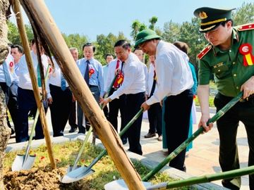 Thủ tướng cắt băng khánh thành đền thờ gia tiên Chủ tịch Hồ Chí Minh - 3