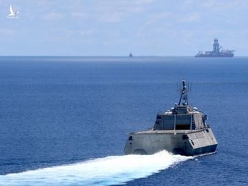 Tàu chiến Montgomery (LCS-8) của Hải quân Mỹ hoạt động gần tàu khoan West Capella của Malaysia trên Biển Đông hôm 7/5. Ảnh: US Navy.