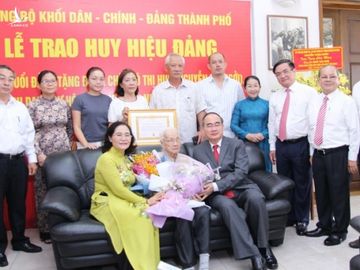 Bí thư Nguyễn Thiện Nhân trao huy hiệu 85 năm tuổi Đảng cho bà Ngô Thị Huệ - Ảnh 3.