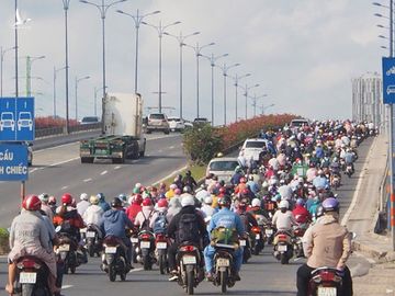 TP.HCM: Đường phố, hàng quán đông đúc hơn, dần trở lại nhịp sống sôi động - ảnh 4