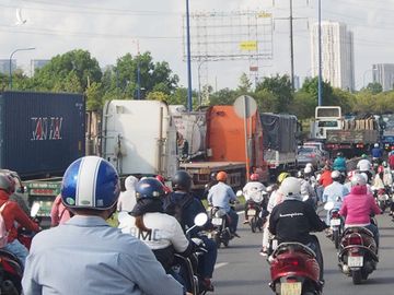 TP.HCM: Đường phố, hàng quán đông đúc hơn, dần trở lại nhịp sống sôi động - ảnh 5