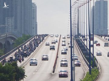 TP.HCM: Đường phố, hàng quán đông đúc hơn, dần trở lại nhịp sống sôi động - ảnh 3