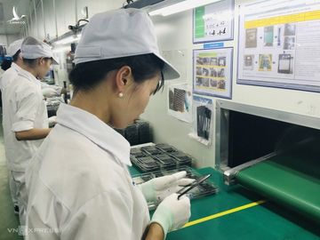 Công nhân sản xuất vỏ màn hình điện thoại tại một doanh nghiệp công nghiệp hỗ trợ ở Hải Dương. Ảnh: Thu Nguyễn