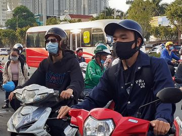 TP.HCM: Đường phố, hàng quán đông đúc hơn, dần trở lại nhịp sống sôi động - ảnh 12