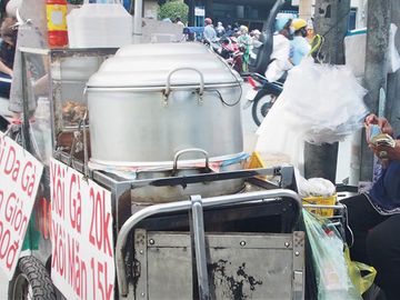 TP.HCM: Đường phố, hàng quán đông đúc hơn, dần trở lại nhịp sống sôi động - ảnh 10