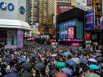 Người biểu tình tập trung tại Vịnh Đồng La ở Hồng Kông chiều 24.5 /// AFP