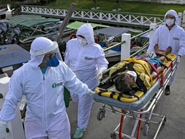 Nhân viên y tế đưa người nhiễm nCoV nhập viện tại thành phố Breves, Brazil hôm 25/5. Ảnh: AFP.