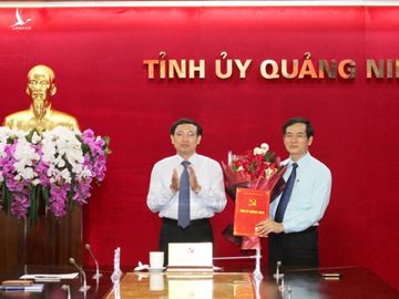 Ông Nguyễn Xuân Ký, Bí thư Tỉnh ủy, Chủ tịch HĐND tỉnh Quảng Ninh, trao quyết định cho ông Vũ Quyết Tiến /// Ảnh N.H 