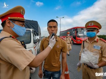 Ngày đầu CSGT kiểm tra xe dù không có dấu hiệu vi phạm ở TP.HCM, Hà Nội - Ảnh 9.