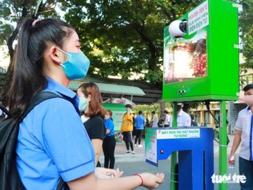 Sinh viên chế máy đo thân nhiệt tự động kết hợp khai báo y tế - Ảnh 4.