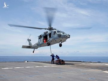 Trực thăng MH-60S Sea Hawk diễn tập trên tàu tác chiến cận bờ Mỹ USS Gabrielle Giffords ở Biển Đông ngày 18.5 /// Hải quân Mỹ