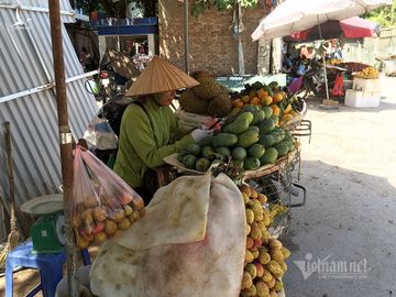 Nắng đổ lửa, chợ vắng tanh, hoa quả đắp chăn giữa trời 40 độ