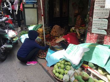 Nắng đổ lửa, chợ vắng tanh, hoa quả đắp chăn giữa trời 40 độ