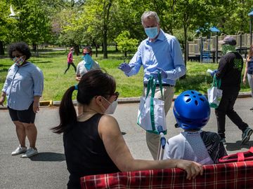 Thị trưởng New York Bill de Blasio đi phát khẩu trang hôm 16/5. Ảnh: NY Times.