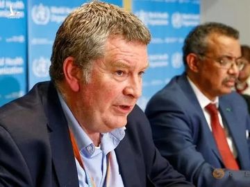 Mike Ryan (trái) tại một cuộc họp của WHO ở Thụy Sĩ hồi tháng hai. Ảnh: Reuters.