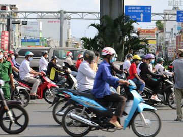 TP.HCM: Đường phố, hàng quán đông đúc hơn, dần trở lại nhịp sống sôi động - ảnh 1