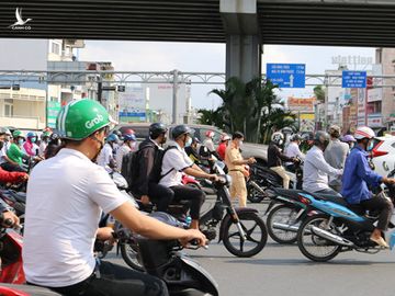 TP.HCM: Đường phố, hàng quán đông đúc hơn, dần trở lại nhịp sống sôi động - ảnh 2