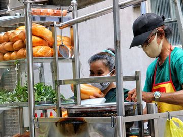 TP.HCM: Đường phố, hàng quán đông đúc hơn, dần trở lại nhịp sống sôi động - ảnh 8