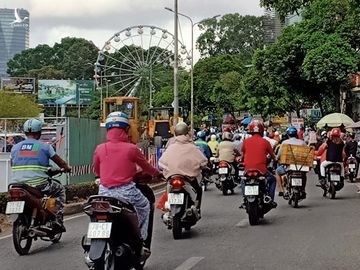 TP.HCM: Đường phố, hàng quán đông đúc hơn, dần trở lại nhịp sống sôi động - ảnh 6