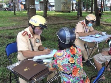 Ngày đầu CSGT kiểm tra xe dù không có dấu hiệu vi phạm ở TP.HCM, Hà Nội - Ảnh 12.