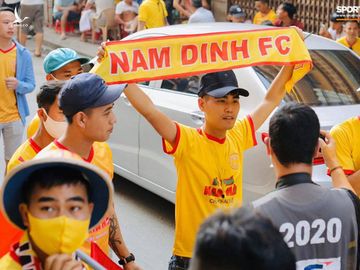 Báo Thái Lan hốt hoảng khi thấy biển người Việt đi xem bóng đá: Tại sao họ không đeo khẩu trang và cũng chẳng giữ khoảng cách an toàn? - Ảnh 3.