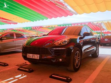 Chiếc Porsche Macan đời 2017 tại siêu thị xe Smart Solution, Vinhomes Ocean Park, Hà Nội.