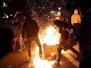 Những người biểu tình đòi công lý cho George Floyd tại thành phố Oakland, Mỹ hôm 29/5. Ảnh: Reuters.