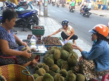 'Vua của các loại trái cây' đại hạ giá ở vỉa hè Sài Gòn, vì sao?