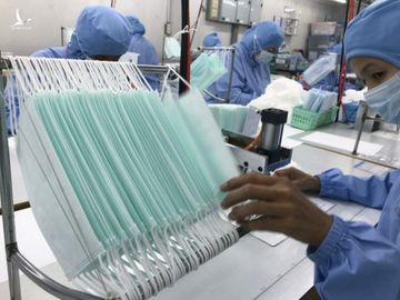 Công nhân sản xuất khẩu trang tại Thai Hospital Product Company. Ảnh: Reuters