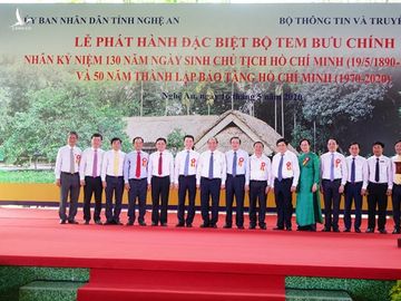 Thủ tướng kí phát hành bộ tem Kỉ niệm 130 năm ngày sinh Chủ tịch Hồ Chí Minh