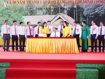 Thủ tướng kí phát hành bộ tem Kỉ niệm 130 năm ngày sinh Chủ tịch Hồ Chí Minh