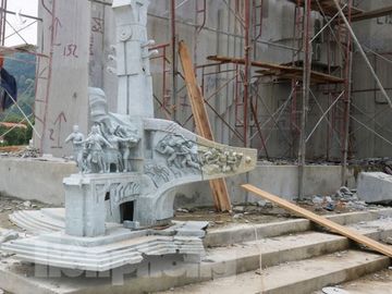Huyện nghèo nhất nước xây tượng đài chục tỷ - ảnh 3