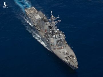 USS Rafael Peralta di chuyển trên biển Hoa Đông hôm 10/5. Ảnh: US Navy.