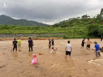 Hàng trăm người dân mang lưới bắt cá sau sự cố vỡ đập chứa 600.000m3 nước - 5