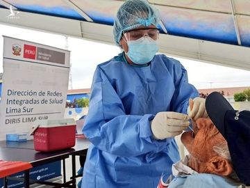 Nhân viên y tế lấy mẫu bệnh phẩm ở Lima, Peru ngày 15/6. Ảnh: Reuters.