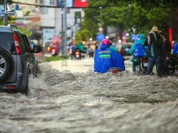 Người Sài Gòn chôn chân trong mưa lớn, ô tô, xe máy không nhúc nhích, giao thông hỗn loạn - Ảnh 2.