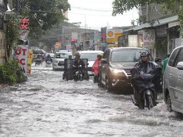 Mưa như trút đúng giờ tan tầm, người dân TP.HCM lại ‘bơi’ giữa điểm ngập - Ảnh 4.