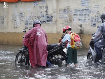 Mưa như trút đúng giờ tan tầm, người dân TP.HCM lại ‘bơi’ giữa điểm ngập - Ảnh 5.