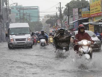 Mưa như trút đúng giờ tan tầm, người dân TP.HCM lại ‘bơi’ giữa điểm ngập - Ảnh 6.